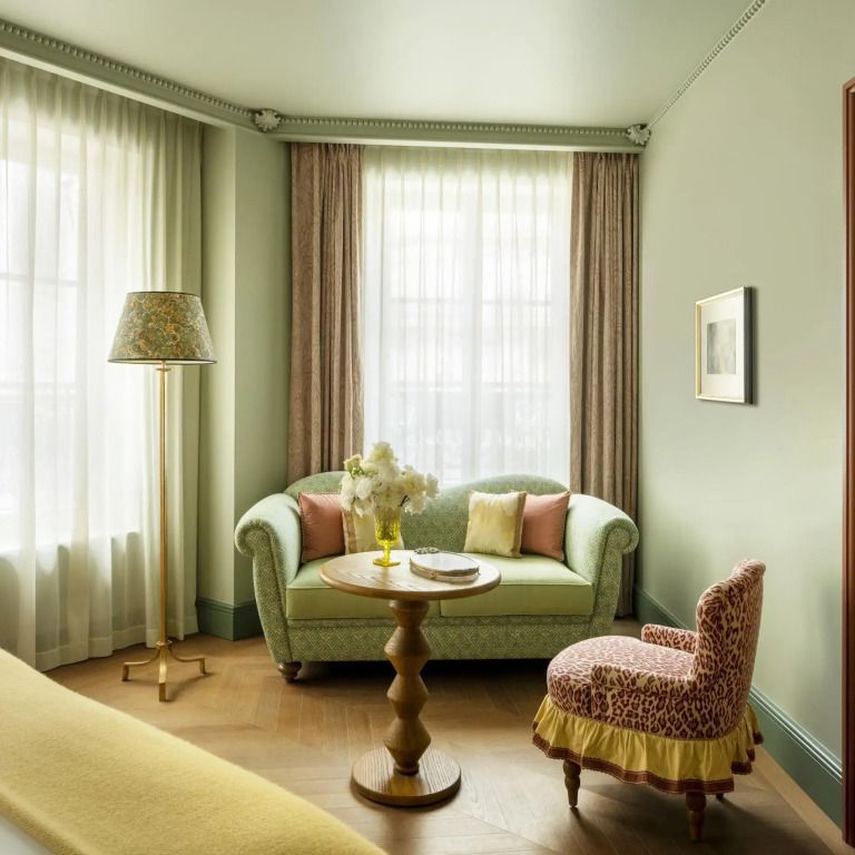 Helle Sitzecke mit Sofa, Tisch und Sessel in klassischem Design