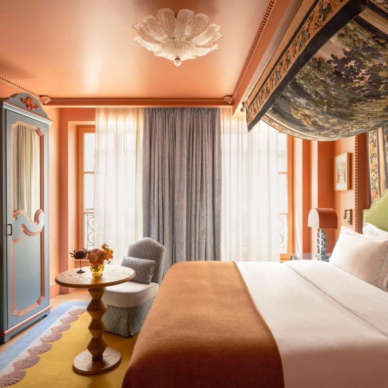 Helles Superior Doppelzimmer mit stilvollem Design und komfortablem Doppelbett