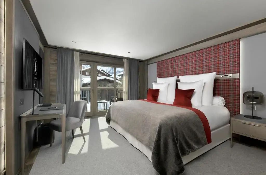 Deluxe Suite mit zwei Einzelbetten und großem Fenster mit Bergblick