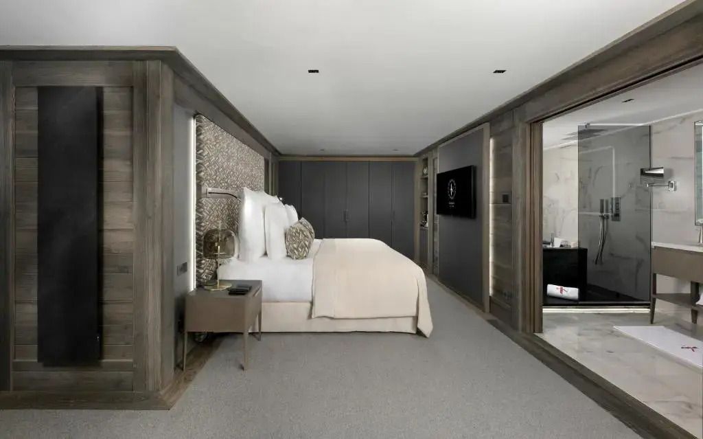 Geräumiges Schlafzimmer der Junior-Suite mit großem Bett und modernen Annehmlichkeiten.