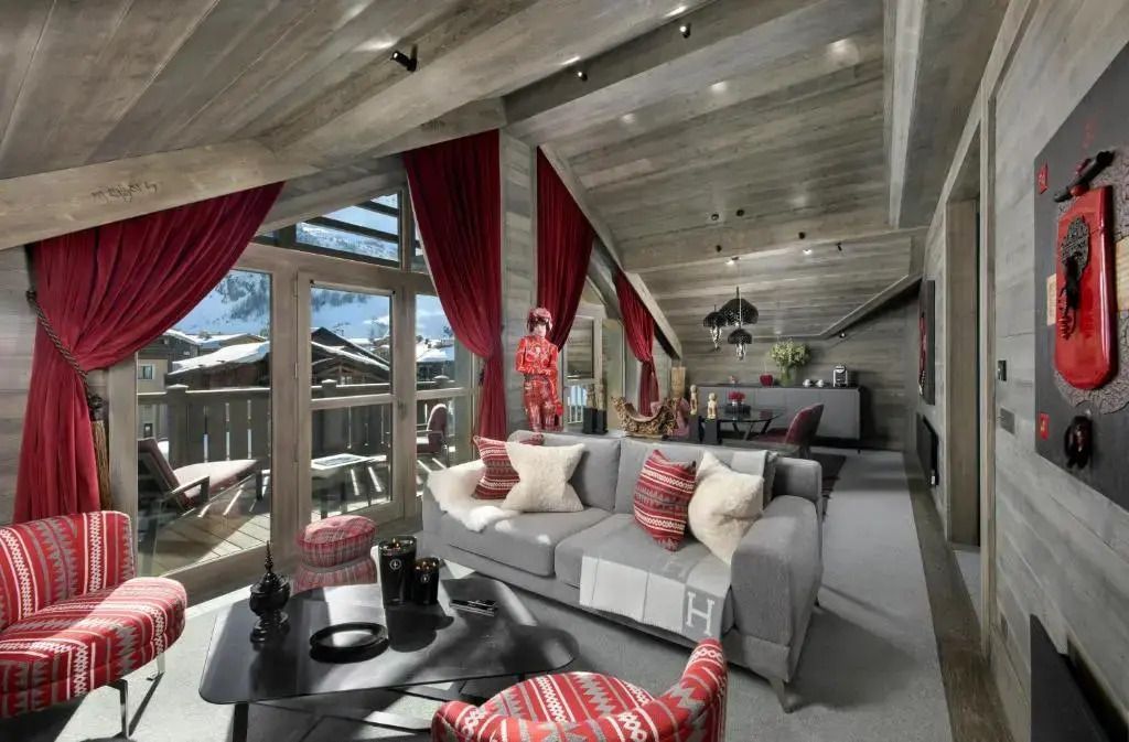 Eleganter Wohnbereich einer Suite mit großen Fenstern und Bergblick