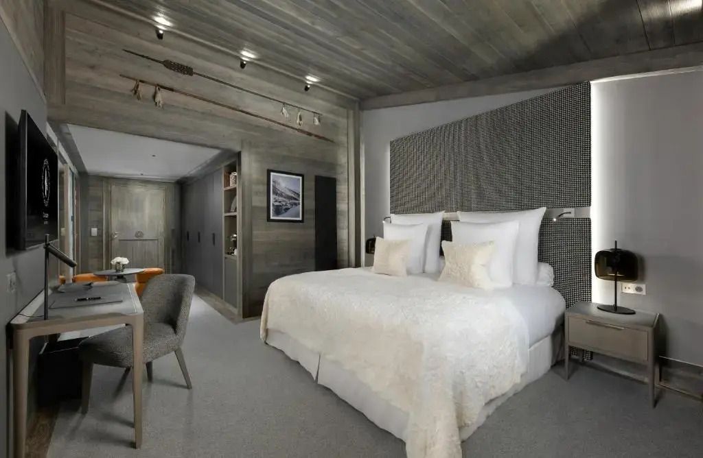Elegantes Doppelzimmer mit zwei Einzelbetten und stilvollem Holzinterieur.