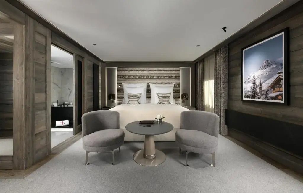 Luxuriöses Zimmer mit zwei Sesseln und stilvoller Wandverkleidung.