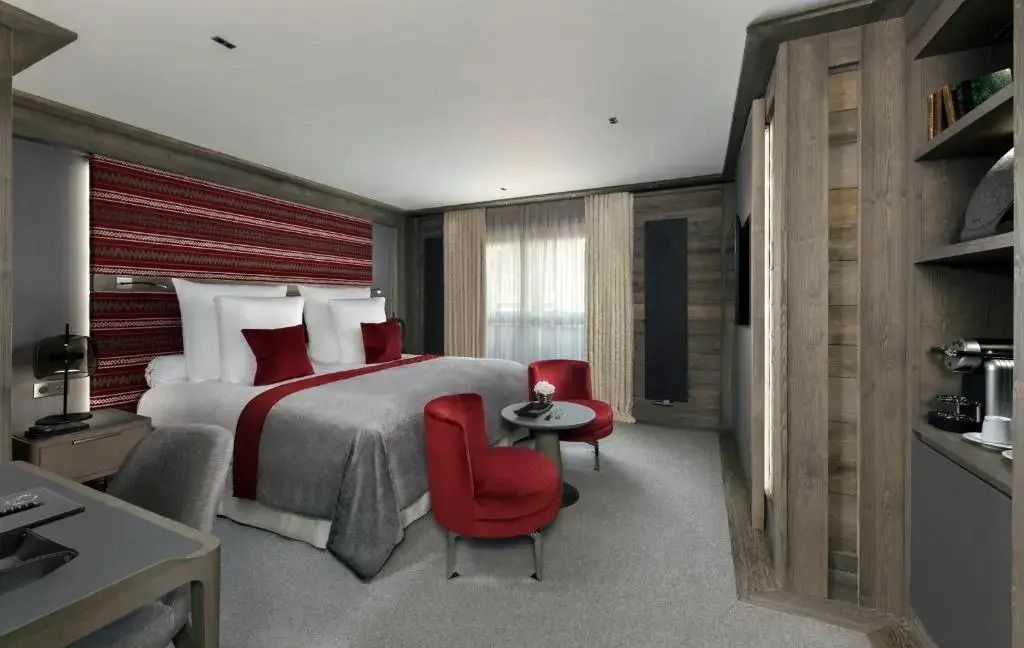 Zimmer mit einem Hauch von Rot und einem modernen Styling.