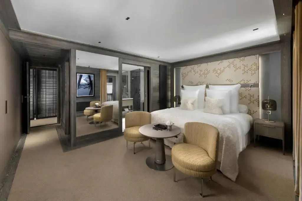 Elegante Prestige Suite mit zwei Einzelbetten und einem modernen Sitzbereich