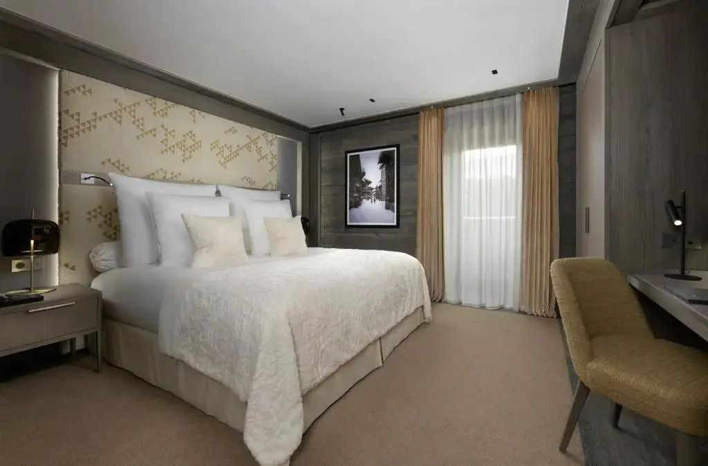 Helles Zimmer mit weichem Teppich und großen Fenstern in der Prestige Suite