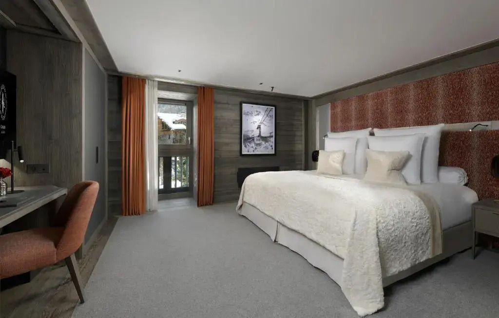 Gemütliches Zimmer mit weichem Teppich und Balkonblick in der Prestige Suite