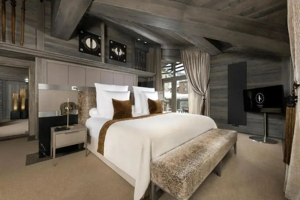 Luxuriöses Schlafzimmer im Chalet-Stil mit Kingsize-Bett und Holzdecke
