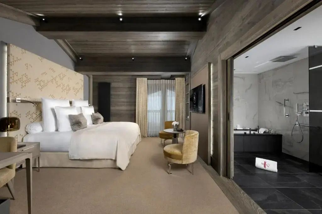 Elegantes Hotelzimmer mit zwei Einzelbetten, modernen Möbeln und stilvollem Dekor.