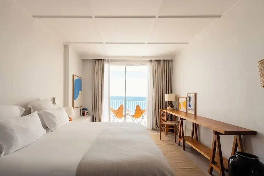 Helles Deluxe Zimmer mit Doppelbett, Balkon und Meerblick