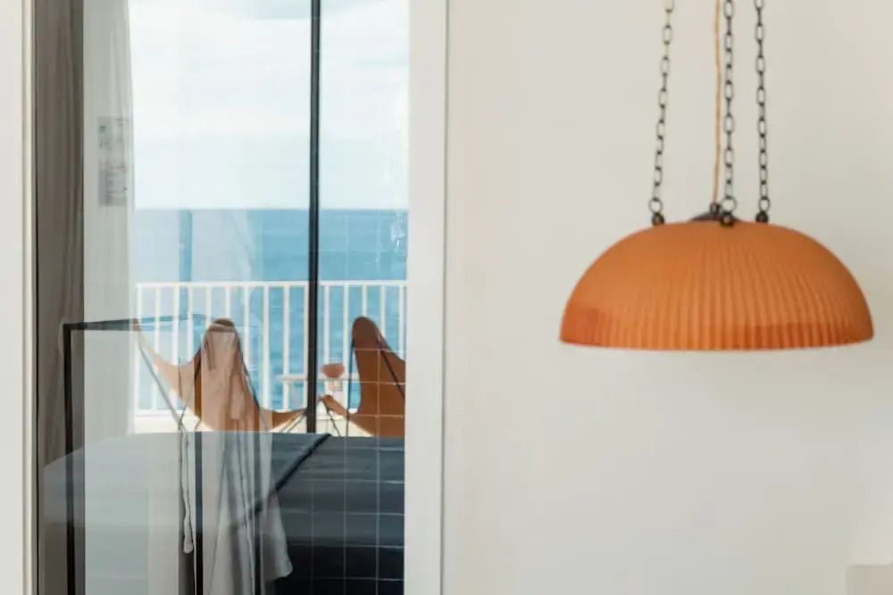 Moderner Balkon mit Meerblick und stilvollen Sitzgelegenheiten
