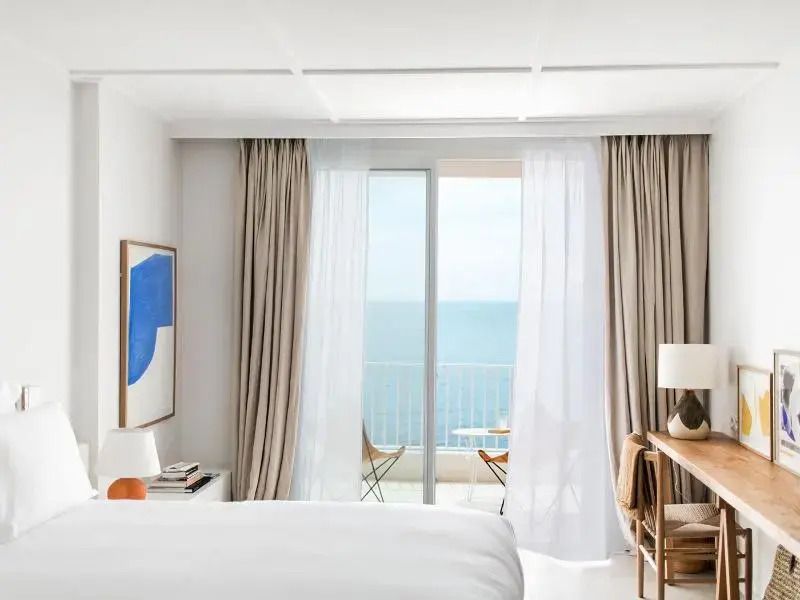 Modernes Hotelzimmer mit Balkon und Meerblick