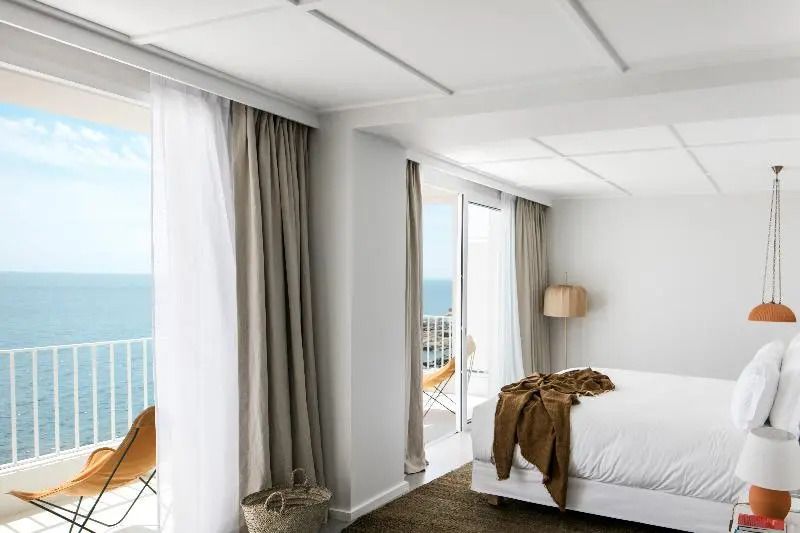 Helles Zimmer mit Balkon, Vorhänge und Meerblick