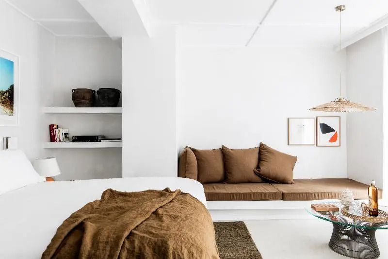 Zimmer mit gemütlichem Sofa und Kunstwerken an der Wand