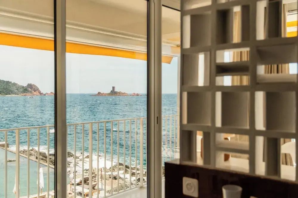 Balkon mit Blick auf das Meer und eine kleine Insel im Hintergrund.