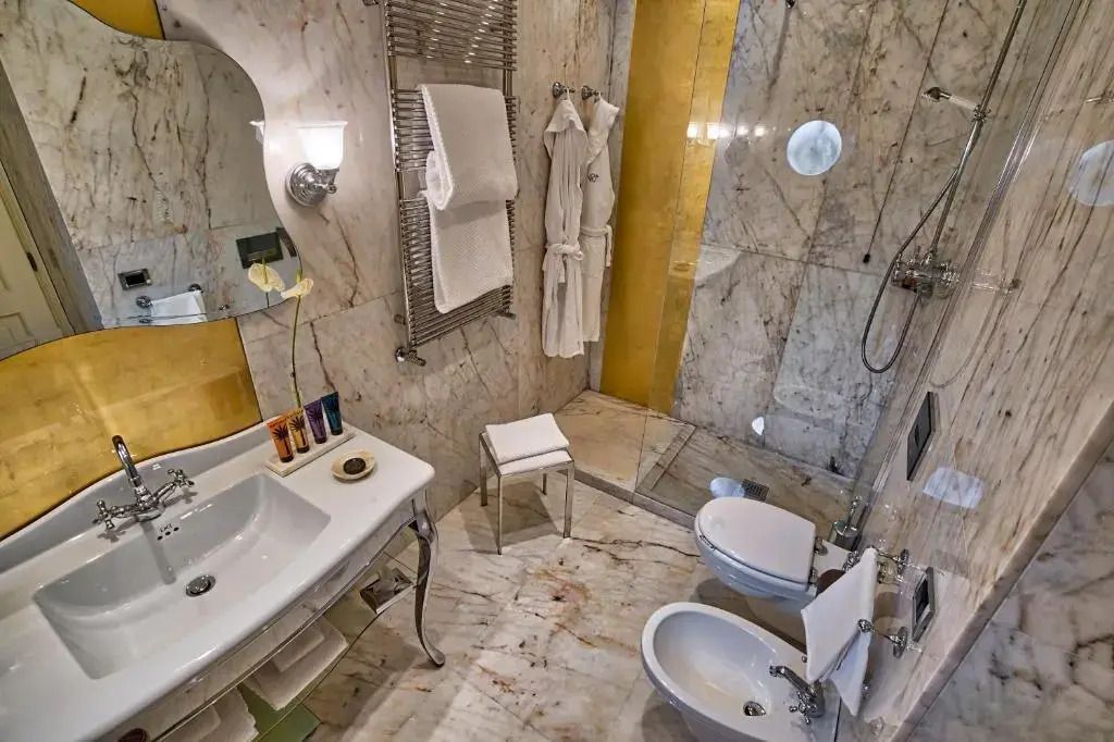 Marmorbad mit Dusche und hochwertigen Armaturen