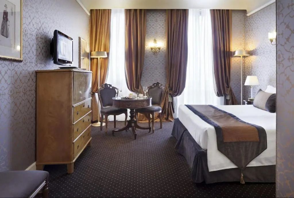 Elegantes Doppelzimmer mit edler Einrichtung und Balkonaussicht.