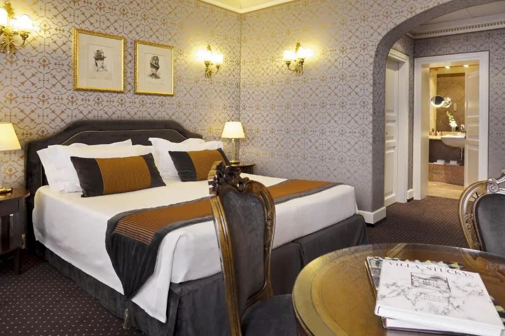 Raffiniert dekoriertes Schlafzimmer mit geschmackvollen Möbeln.