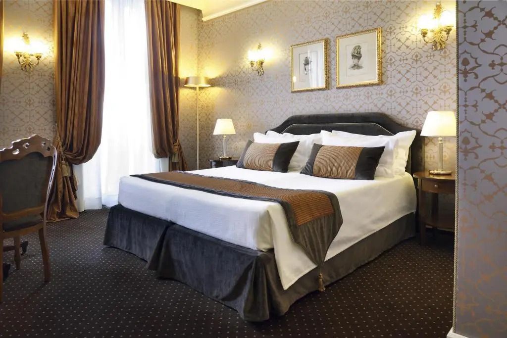 Gemütliches Schlafzimmer mit eleganter Beleuchtung und Kunst an den Wänden.
