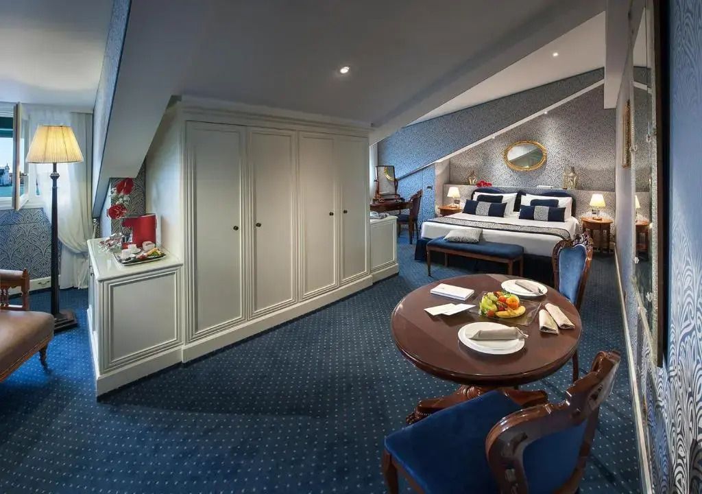 Komfortables Zimmer mit Doppelbett und Sitzbereich in gedeckten Farben