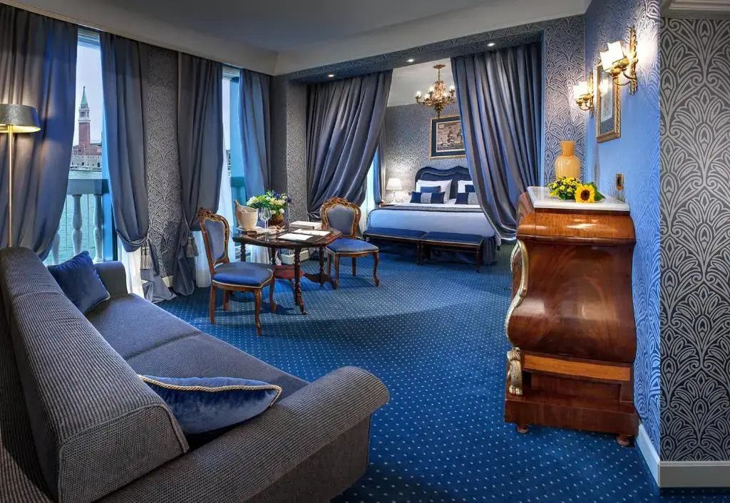 Luxuriös gestaltete Suite in Blau- und Goldtönen mit eleganter Einrichtung