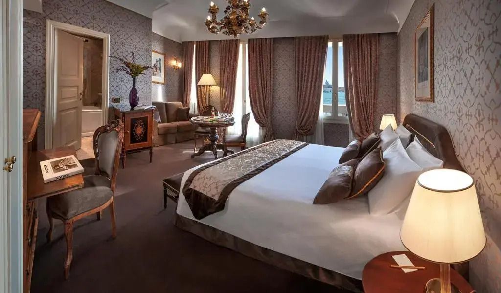 Luxuriöses Zimmer mit Doppelbett und Blick auf die Lagune im Londra Palace Venezia