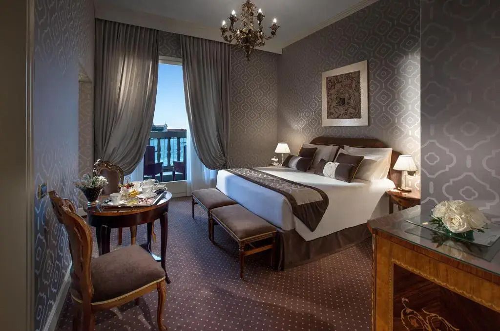 Zimmer im klassischen Stil mit Balkon und Blick auf die Lagune im Londra Palace Venezia