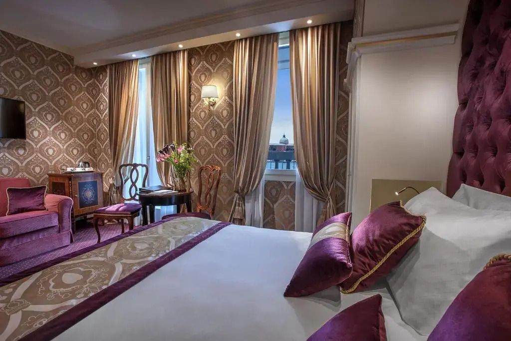 Stilvolles Schlafzimmer mit violetten Akzenten und Lagunenblick im Londra Palace Venezia