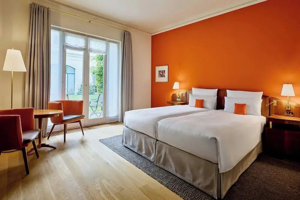 Gemütliches Deluxe Zimmer mit zwei Einzelbetten und Zugang zum Garten