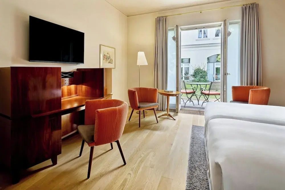 Geräumiges Deluxe Zimmer mit Arbeitsbereich und Gartenblick