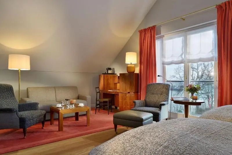 Helle Junior-Suite unter dem Dach mit Sitzecke und Schreibtisch