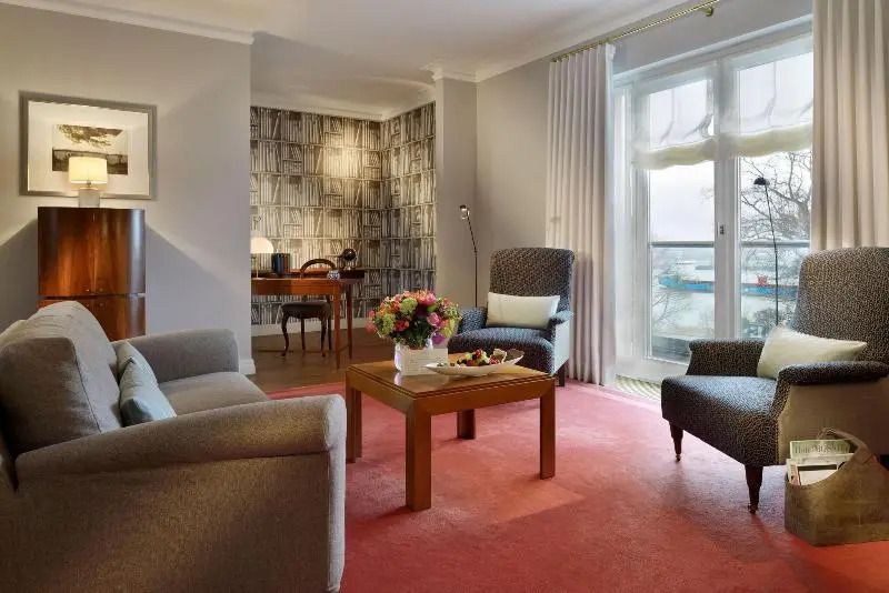 Wohnbereich in Suite mit Sesseln und Schreibtisch