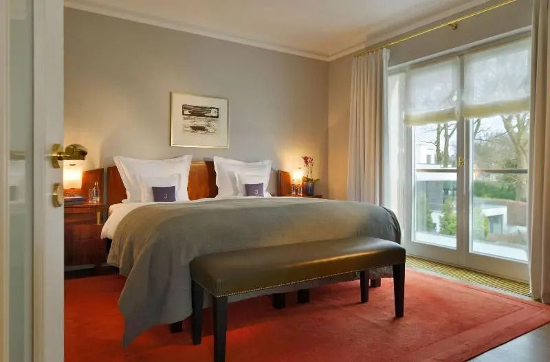 Großes Doppelbett in Suite mit Blick auf Garten