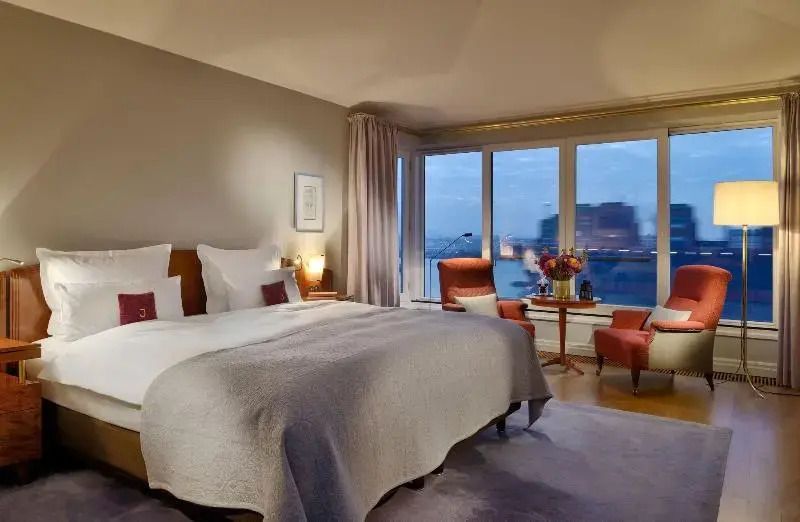 Suite mit Doppelbett und großem Fensterblick