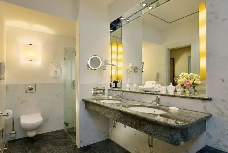 Modernes Badezimmer mit Doppelwaschbecken und großer Spiegelfläche.