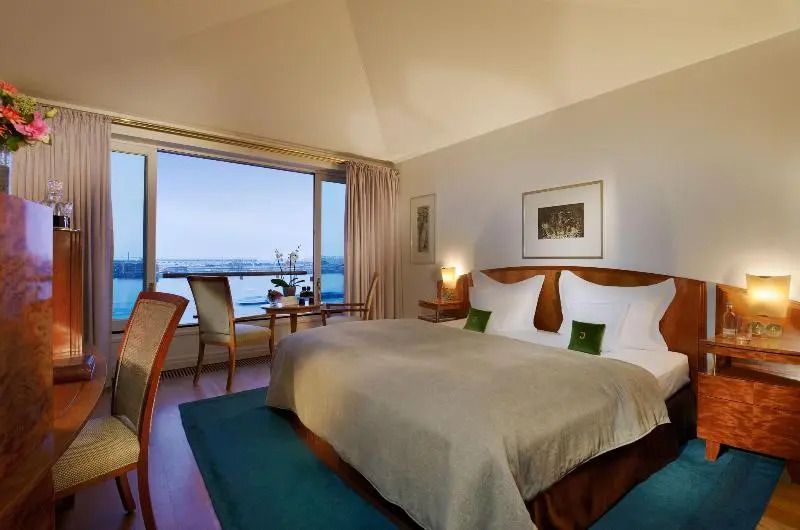 Luxuriöses Hotelzimmer mit Doppelbett und Blick auf die Elbe im Louis C Jacob