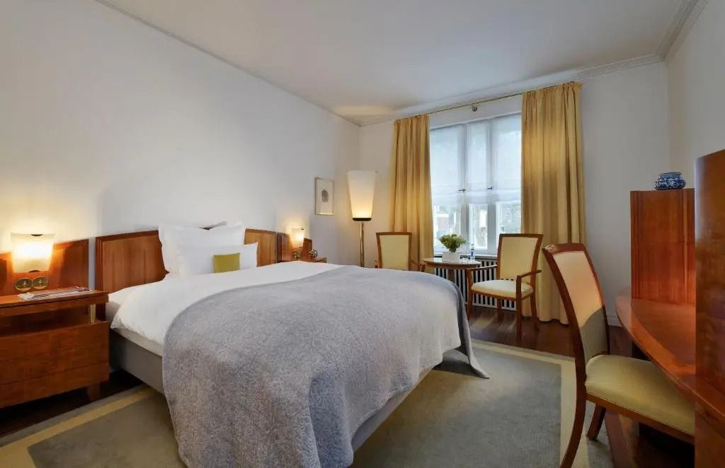 Helles Superior Doppelzimmer mit komfortablem Doppelbett und Sitzbereich.