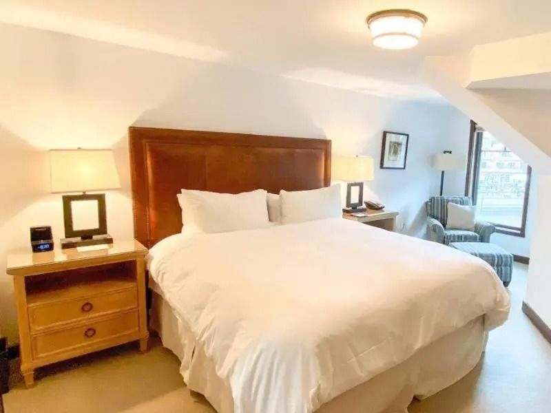 Einladendes Schlafzimmer mit Kingsize-Bett und Nachttischen