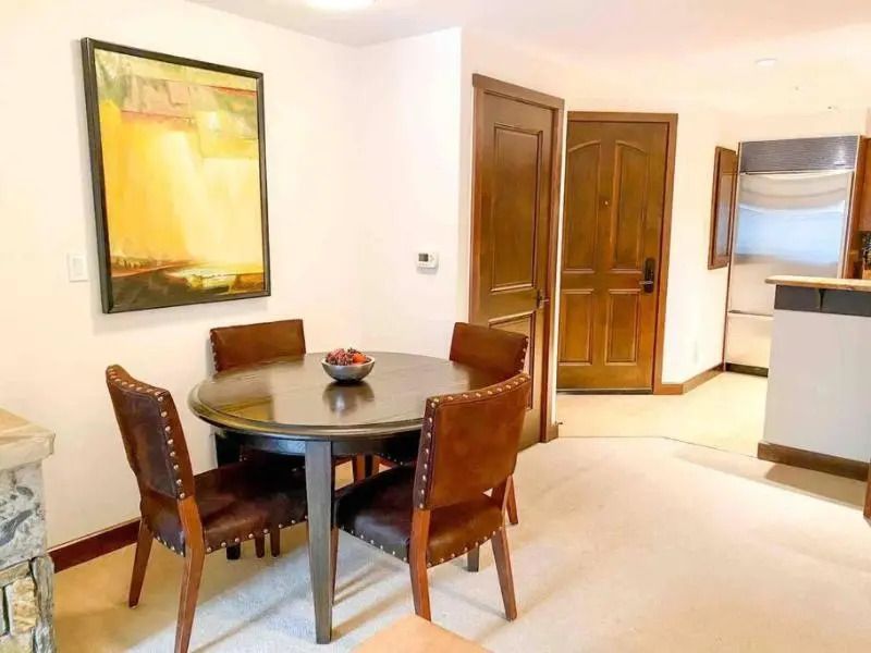 Essbereich mit rundem Tisch und vier Stühlen in elegantem Ambiente