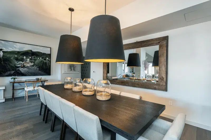 Eleganter Essbereich mit großem Tisch und stilvollen Lampen