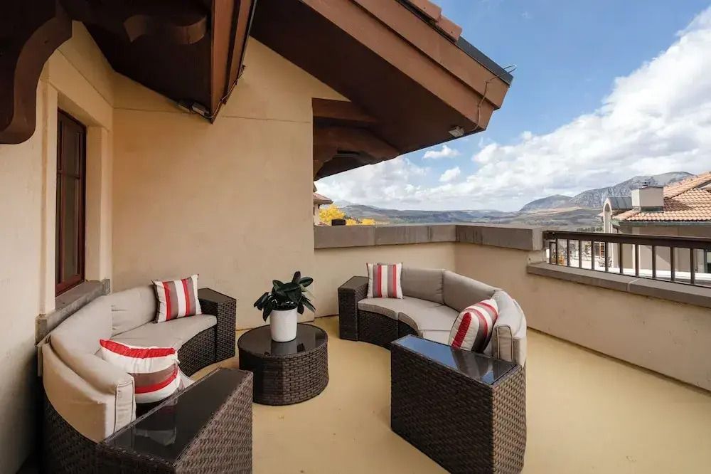 Terrasse mit gemütlichen Sitzmöbeln und Panoramablick auf die Berge
