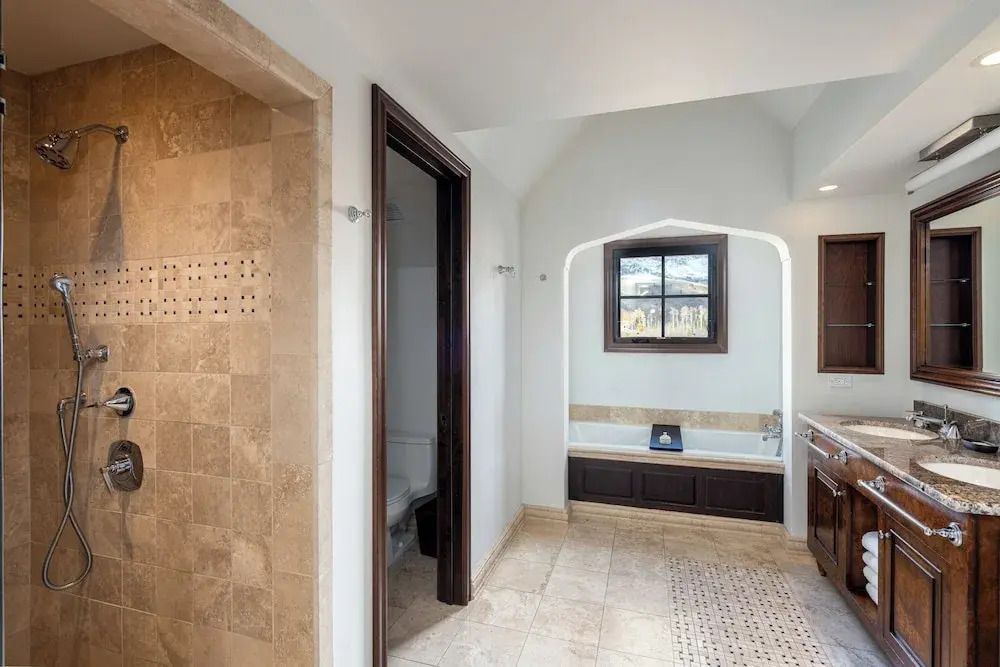 Modernes Badezimmer mit Badewanne und Marmorfliesen.