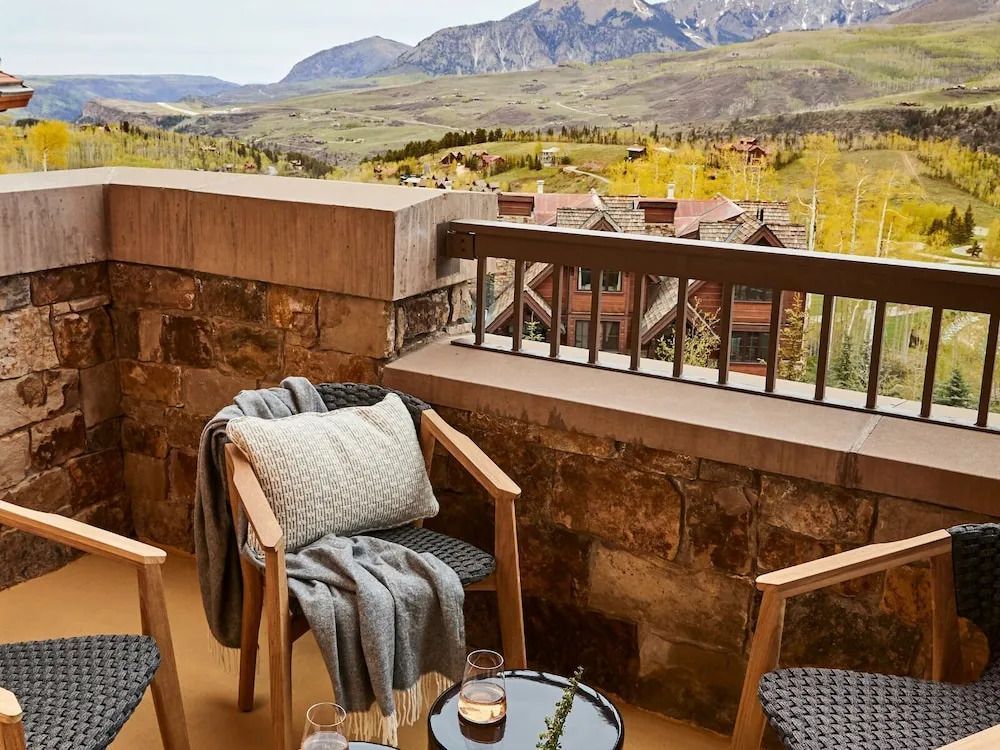 Balkon mit Sitzgelegenheiten und Bergblick