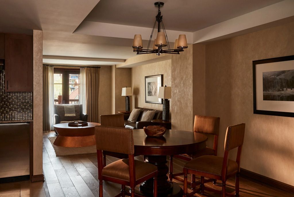 Elegante Suite mit Holzmöbeln und einem großen Tisch