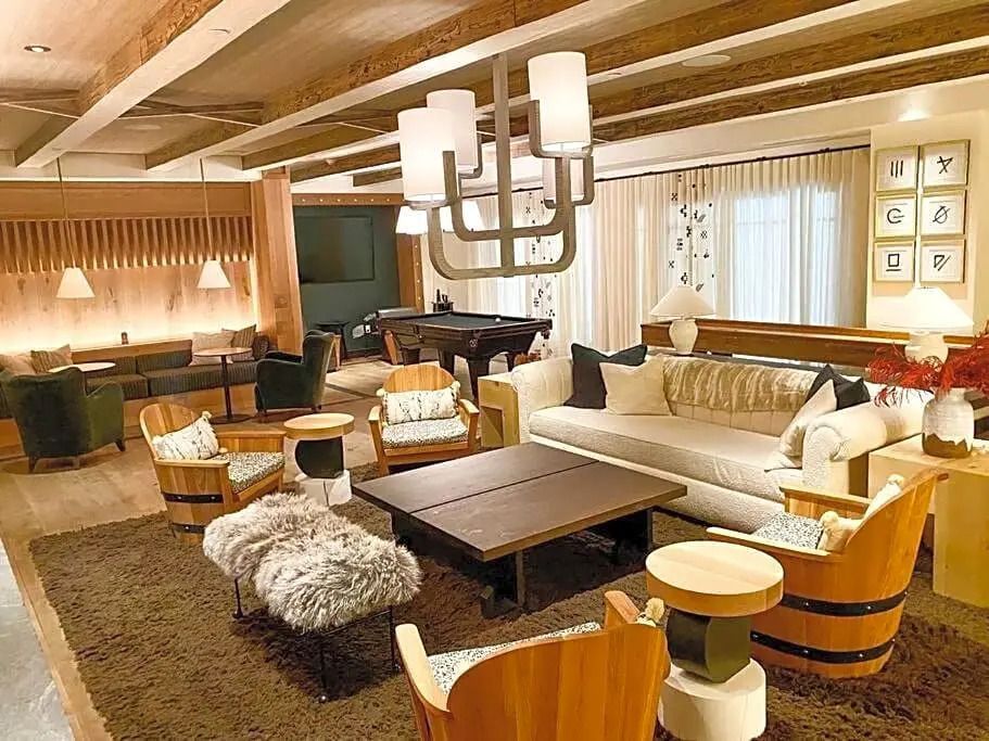 Geräumiges Wohnzimmer mit modernen Möbeln und Holzbalken