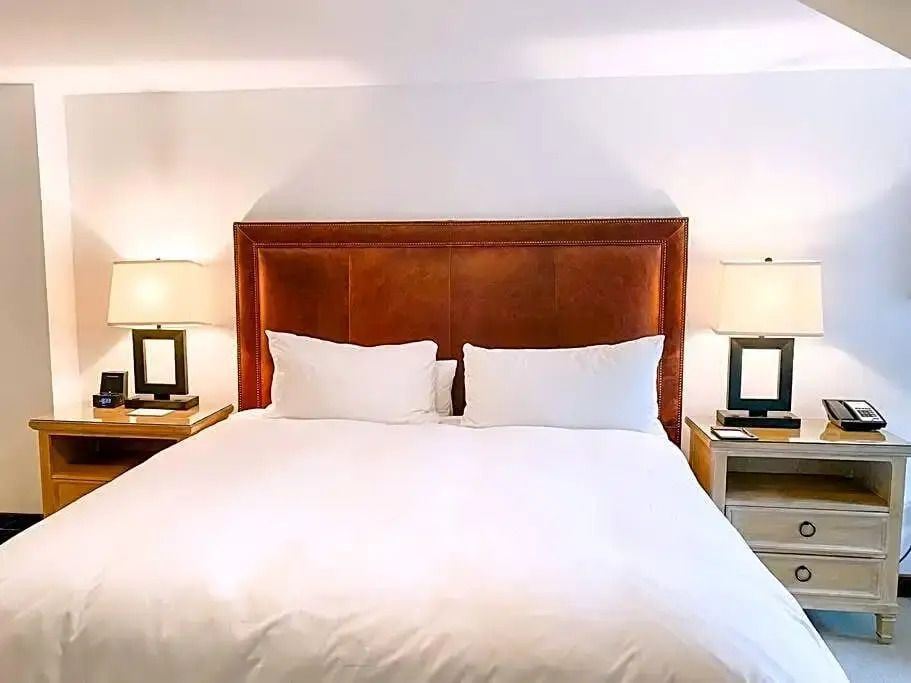 Großes Bett in gemütlicher Suite mit Nachttischen
