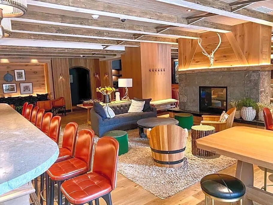 Gemütlicher Loungebereich mit Kamin und Designerstühlen.