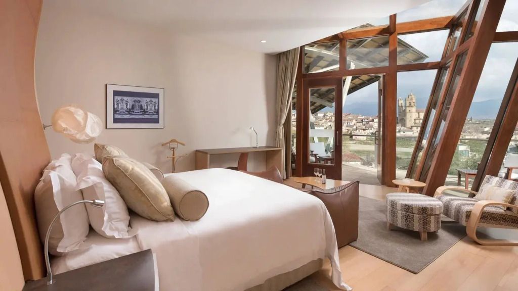 Luxuriöses Doppelbett in Suite mit Balkon und Panoramablick im Hotel Marques de Riscal