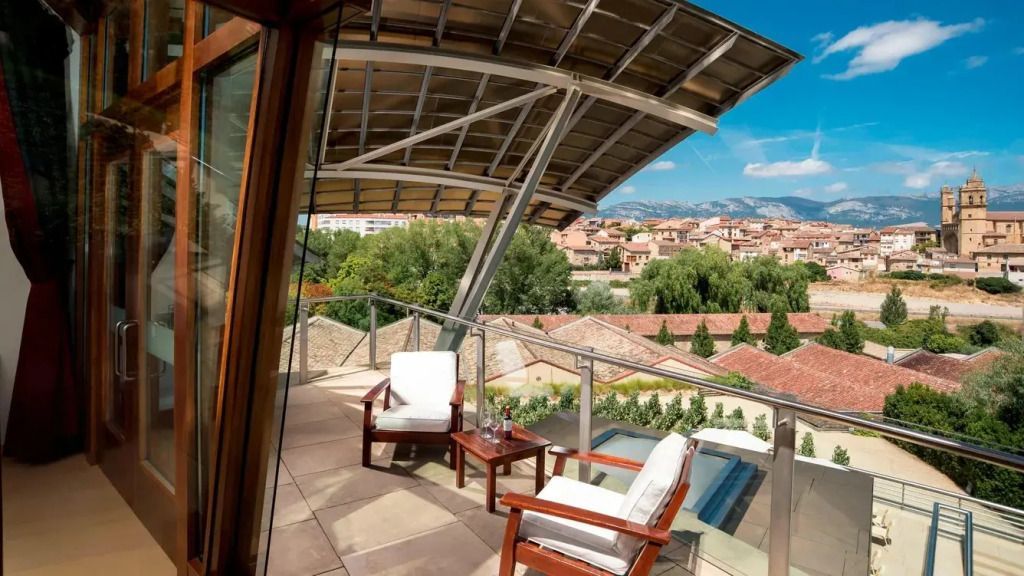 Privater Balkon mit Sitzmöbeln und atemberaubender Aussicht auf die Umgebung