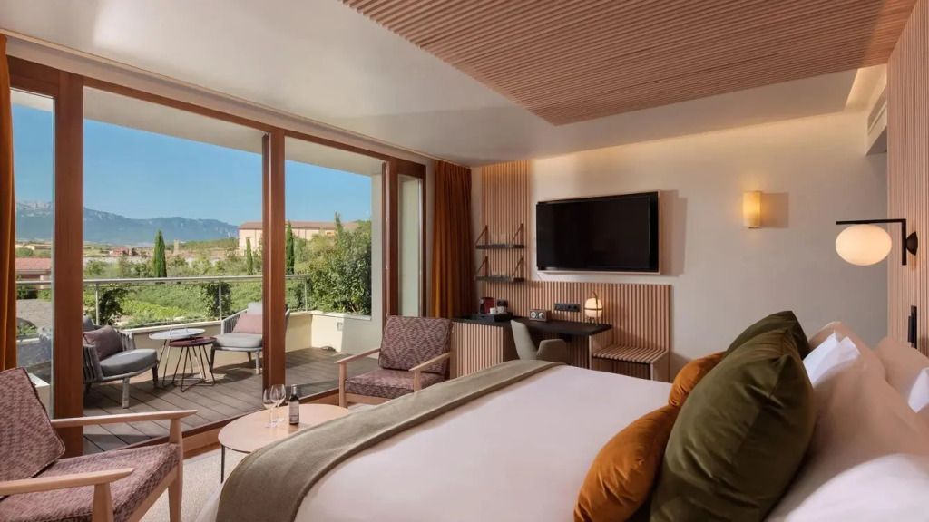 Geräumiges Doppelzimmer mit Balkon und modernem Interieur